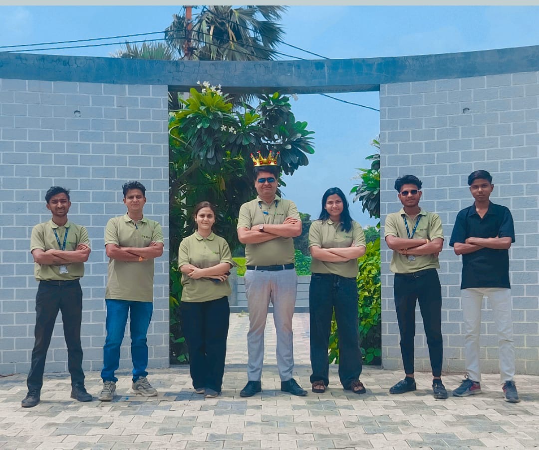 r-solar team formal group photo